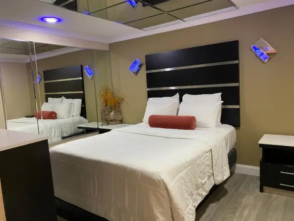Relax Inn North Babylon 7