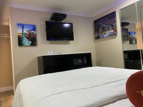 Relax Inn North Babylon 8